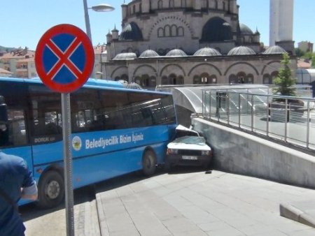 Halk otobüsün freni boşaldı, facia ucuz atlatıldı