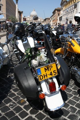 Harley Davidson tutkunları Vatikan'da ayine katıldı