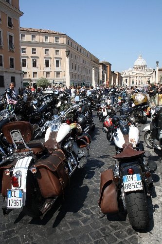 Harley Davidson tutkunları Vatikan'da ayine katıldı