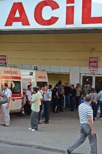 Hastane önünde çıkan kavgada bir kişi silahla yaralandı