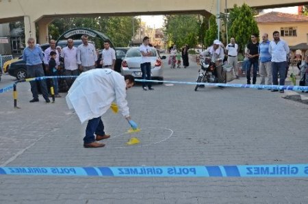 Hastane önünde çıkan kavgada bir kişi silahla yaralandı