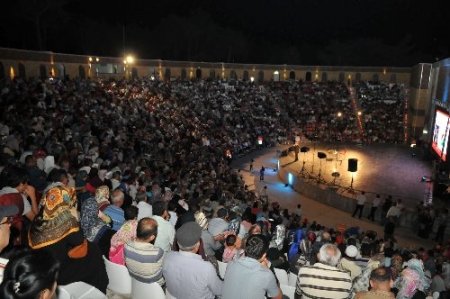 İlahiyatçı Döngeloğlu, açıkhava tiyatrosunda konferans verdi