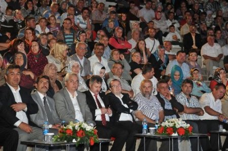 İlahiyatçı Döngeloğlu, açıkhava tiyatrosunda konferans verdi