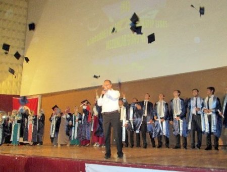 İmam Hatipliler kep attı