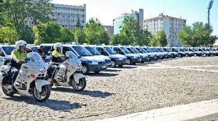 İş adamlarının desteği ile alınan araçlar Emniyete verildi