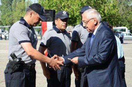 İş adamlarının desteği ile alınan araçlar Emniyete verildi