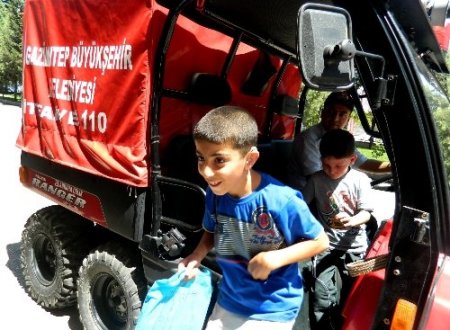 İşitme engelli çocuklar bir günlüğüne itfaiyeci oldu