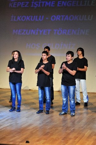 İşitme engelli öğrenciler, işaret diliyle konser verdi