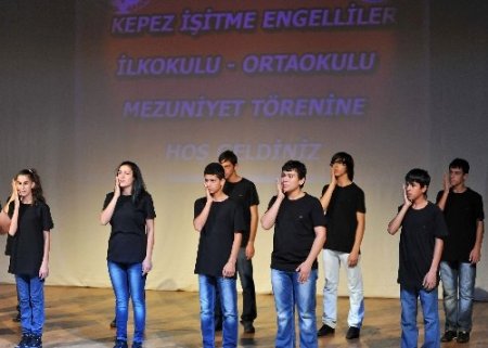 İşitme engelli öğrenciler, işaret diliyle konser verdi