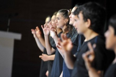 İşitme engelli öğrenciler, işaret diliyle konser verdi