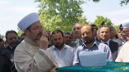 İslam alimi Mehmet Emin Er'i son yolculğuna bakanlar uğurladı