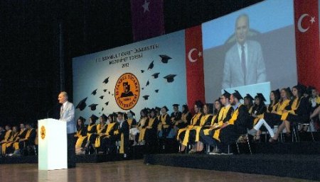 İstanbul Ticaret Üniversitesi öğrencilerinin mezuniyet sevinci