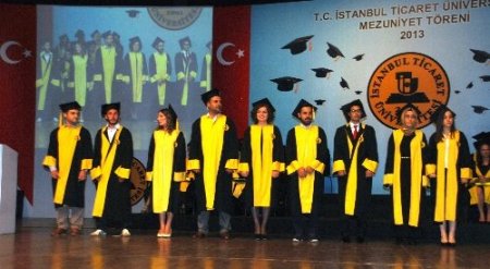 İstanbul Ticaret Üniversitesi öğrencilerinin mezuniyet sevinci