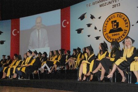 İstanbul Ticaret Üniversitesi öğrencilerinin mezuniyet sevinci