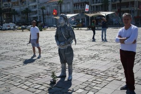 İstanbul'daki 'duran adam' protestosu İzmir'e sıçradı