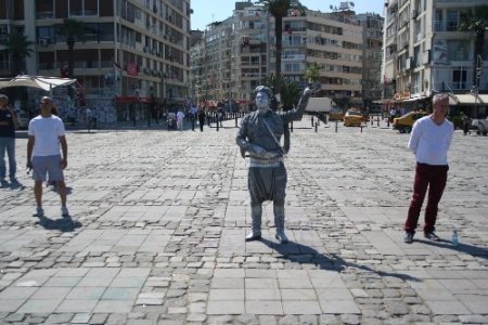 İstanbul'daki 'duran adam' protestosu İzmir'e sıçradı