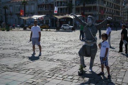 İstanbul'daki 'duran adam' protestosu İzmir'e sıçradı