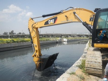 İzmir’in derelerinde yaz temizliği