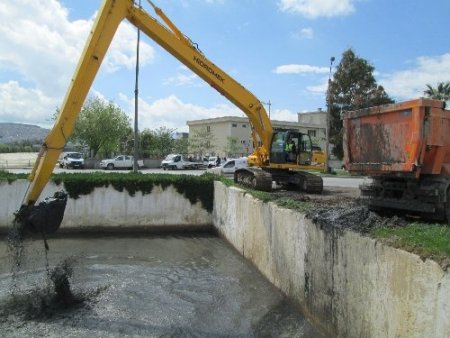 İzmir’in derelerinde yaz temizliği