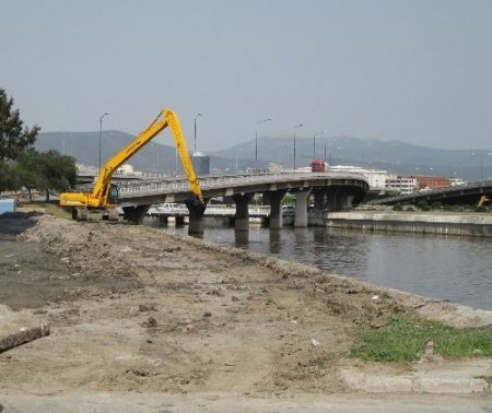 İzmir’in derelerinde yaz temizliği