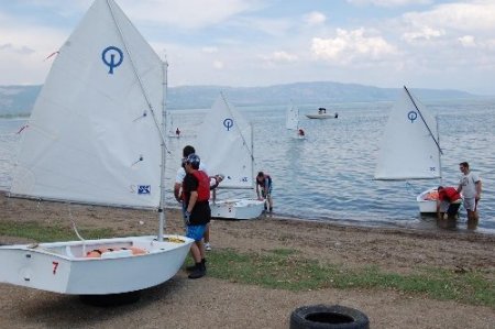 İznik Gölü'ne dalan Milletvekili Aydın, su altında temizlik yaptı