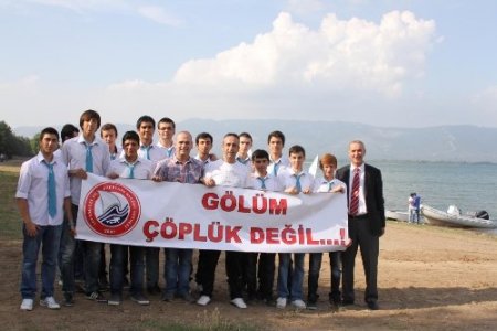 İznik Gölü'ne dalan Milletvekili Aydın, su altında temizlik yaptı