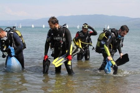 İznik Gölü'ne dalan Milletvekili Aydın, su altında temizlik yaptı