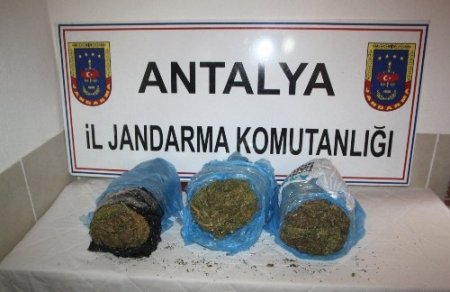 Jandarma, Manavgat'ta bir otobüste 6,5 kilogram esrar ele geçirdi