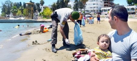 Jandarma, Yumurtalık sahilini temizledi