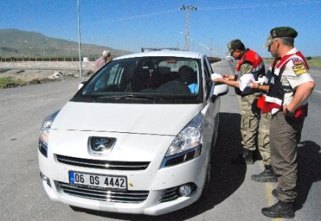 Jandarma ekiplerinden sürücülere hediye