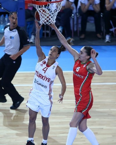 Kadın Basketbolcular Belarus'u 55-41 yenerek yarı finale çıktı