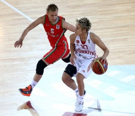 Kadın Basketbolcular Belarus'u 55-41 yenerek yarı finale çıktı