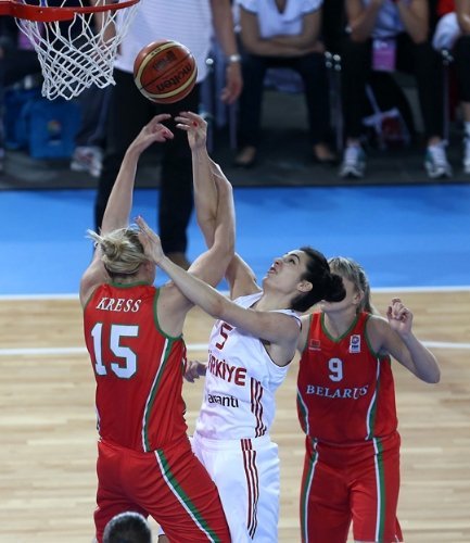 Kadın Basketbolcular Belarus'u 55-41 yenerek yarı finale çıktı