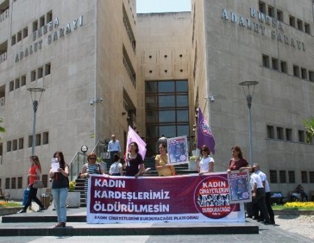 Kadın Cinayetlerini Durduracağız Platformu'ndan kadın cinayetlerine protesto