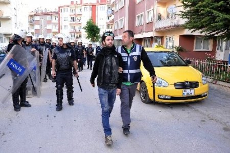 Kaldırım taşlarını sökerek barikat kuran gruba polis müdahalesi: 13 gözaltı