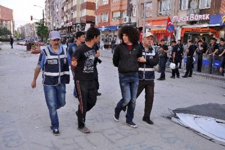 Kaldırım taşlarını sökerek barikat kuran gruba polis müdahalesi: 13 gözaltı