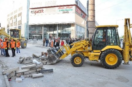 Kaldırım taşlarını sökerek barikat kuran gruba polis müdahalesi: 13 gözaltı