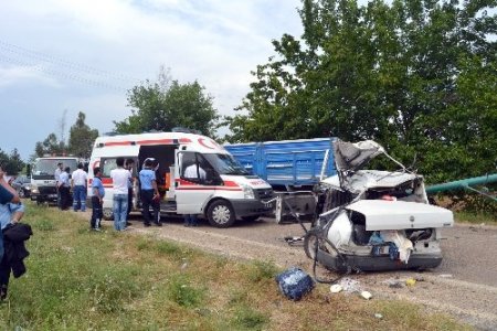 Kamyon ile otomobil kafa kafaya çarpıştı: 1 ölü, 3 yaralı