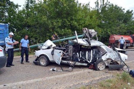 Kamyon ile otomobil kafa kafaya çarpıştı: 1 ölü, 3 yaralı