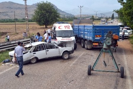 Kamyon ile otomobil kafa kafaya çarpıştı: 1 ölü, 3 yaralı