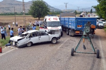 Kamyon ile otomobil kafa kafaya çarpıştı: 1 ölü, 3 yaralı