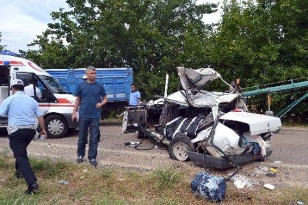 Kamyon ile otomobil kafa kafaya çarpıştı: 1 ölü, 3 yaralı