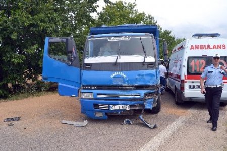 Kamyon ile otomobil kafa kafaya çarpıştı: 1 ölü, 3 yaralı