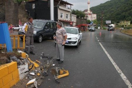 Kamyonet akaryakıt istasyonu koruma duvarına çarptı: 3 yaralı