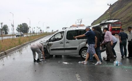 Kamyonet akaryakıt istasyonu koruma duvarına çarptı: 3 yaralı