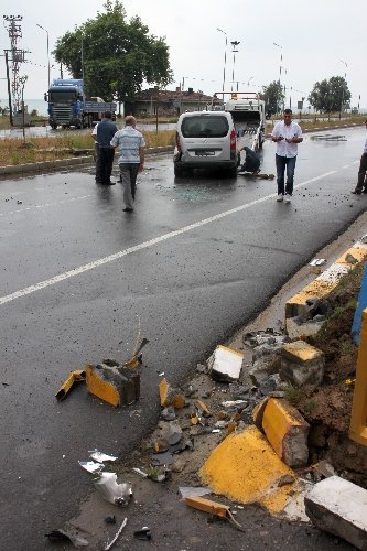 Kamyonet akaryakıt istasyonu koruma duvarına çarptı: 3 yaralı