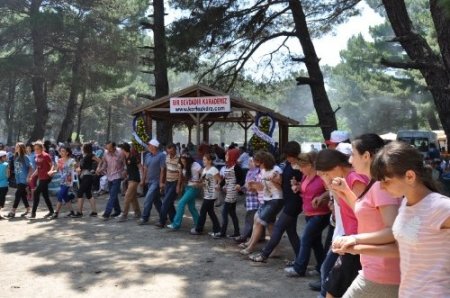 Karadenizliler Kazdağıları'nda horon tepti