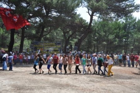 Karadenizliler Kazdağıları'nda horon tepti