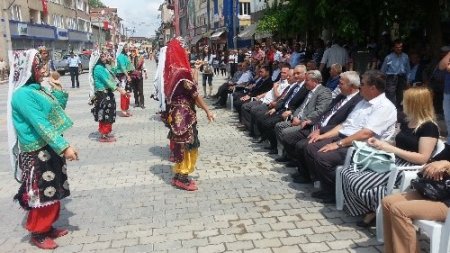 Karagöz Şenlikleri büyük halk yürüyüşü ile başladı