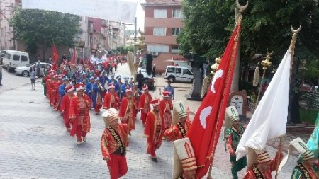 Karagöz Şenlikleri büyük halk yürüyüşü ile başladı